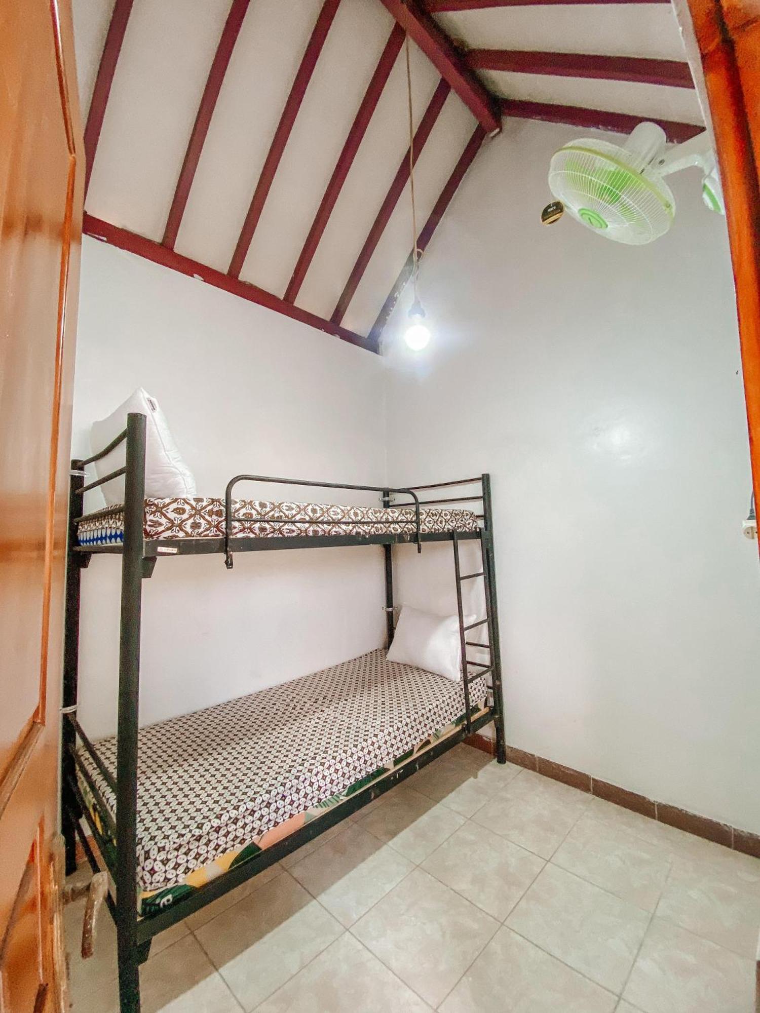 Laura'S Backpacker 523 Yogyakarta Exterior foto